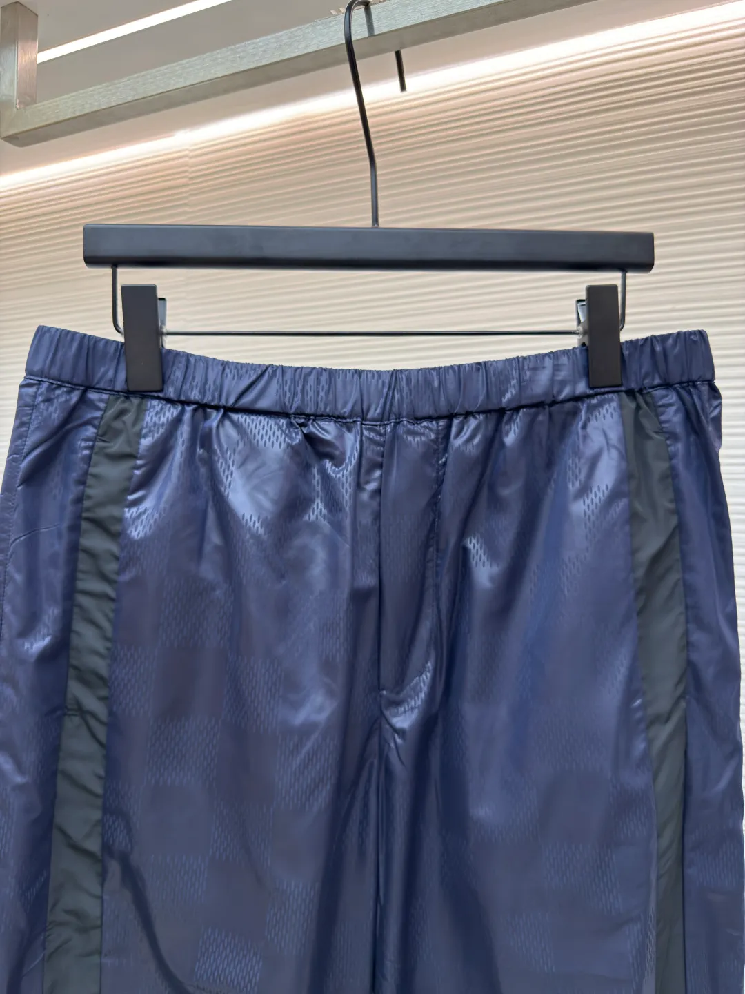 LOUIS VUITTON dark pattern checkerboard sweatpants ●Authentic product: 10800 purchase and development ●Item number: 1680589-A75 ●Fabric: nylon jacquard cloth ●Technology: fabric splicing ●Version: fitted version ●Weight: about 225 grams ●Size: 46-48-50-52 ●Description: Customized checkered technical nylon jacquard fabric, fine mesh, fabric splicing, customized 1:1 zipper Trademark, the overall wiring is straight and delicate, the fabric is comfortable and soft, the color is consistent and there is no color difference. It can be matched with the same style to create a fashionable look and control various occasions. Customized accessories, complete with three labels, same style for men and women!